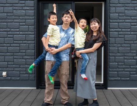 「子どもに受け継ぐ家をつくりたい」そんな思いで家づくりをはじめたM様ご夫妻。もっともこだわったのは「耐震性」でした。
「とくにここ数年、全国各地で地震が起きています。地震から家族を守り、世代を超えて安心して住み続けられる家をつくりたいという思いは、日増しに強くなりましたね」と話すご主人。
百年住宅を選んだ理由について「地震に無傷という実績が決め手となりました。百年住宅さんを選ぶことに、迷いはありませんでした」。