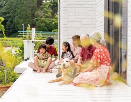 360度ぐるりと見渡せる屋上庭園では、絶景を眺めるくつろぎの場としてはもちろん、キャンプやプール、花火鑑賞など、家族みんなの遊び場としても活躍しています。
広々としたリビングには、奥さまたっての希望のアイランドキッチンを中心に、料理好きのご家族みんなが自然と集まってきます。