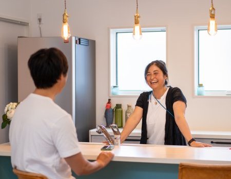 “海”をテーマに、外観から生活空間、インテリアまで、大好きなハワイらしさがあふれるYさま邸。
海辺のリゾートホテルのような心地いい風が吹き抜けます。
夫婦ふたり暮らしだからこそできるLDK+寝室の潔い間取りや、ホテルライクな生活感のないくつろげる空間にも注目です!