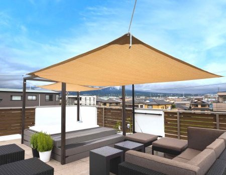 「一人暮らしをしていた義母が80歳を超えて心配事が増え、同居するために家を新築しようと思ったのがきっかけです」と話す旦那さま。
海に近い土地柄、家づくりでもっとも重視したのは「津波に負けない家」であること。
「頑丈な家づくりをウリにしているハウスメーカー数社と比較検討しましたが、過去の大震災や巨大津波にも耐えた実績など、百年住宅さんのお話が一番説得力がありましたね」。

さらに、屋上に露天風呂をつくるのが夢だったという旦那さま。百年住宅の屋上は耐荷重に優れているため露天風呂をつくることが可能だったことも、大きな決め手になったと言います。
