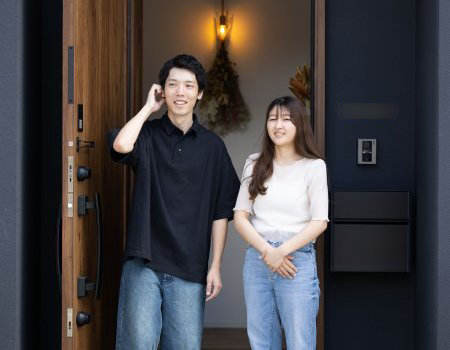 百年住宅の印象について、「地震に強いというイメージを持っていました。実際に住んでみて、地震がきても大丈夫という安心感を得られるので、精神衛生上とても良いですね」と話すご主人。

また、保険に携わる仕事柄、保険料にも着目し、「コンクリート住宅は木造住宅に比べて、火災保険料が圧倒的に安いんです。初期投資は大きいかもしれませんが、ランニングコストを考えるとお得だと思いますね」。

ただ、外観のデザインが好みではなかったため、自分たちの思い通りにできるか不安だったと言います。

「一生に一度の買い物だから、妥協はしたくなかった。打ち合わせを重ねて、やりたいことは全部お伝えしました。設計士やインテリアコーディネーターの方は嫌な顔ひとつせず、僕らにとことん寄り添ってくれて、とても感謝しています」（ご主人）。
