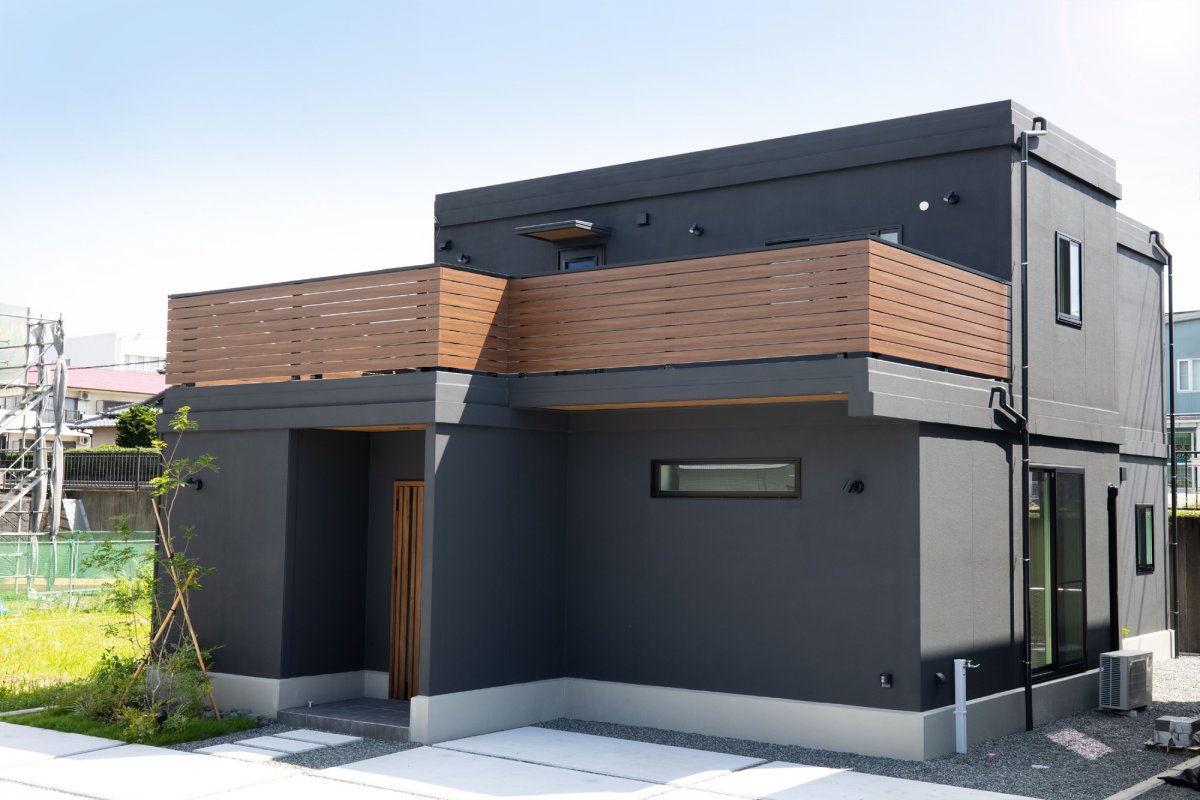 木の風合いや質感を引き立てるダークグレーの家