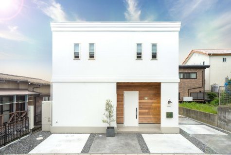 シンプルだけど木の温もりを感じる【白と木の家】 効果的な木目の使い方に注目！