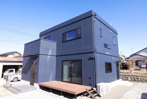 ダイニングキッチンとリビングを別空間に。食とくつろぎを分けて楽しむ二層構成の家