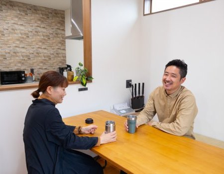 ご夫婦と中学生の息子さん2人、4人家族のNさま邸。選んだのは、完全注文住宅による平屋の住まいです。
16畳のLDKに子ども部屋が2つというシンプルな間取り。将来の暮らしを見据えて設計されたこの家には、動きやすい生活動線と、素材や使い勝手への丁寧なこだわりが詰まっています。
「好きなものだけに囲まれて、すっきりと暮らしたい」——その想いをかたちにした、“ちょうどよさ”を大切にした住まいをご紹介します。