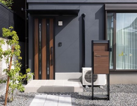 以前は社宅で暮らしていたIさまご夫婦。1歳半の娘さんとの3人家族で、「いつかはマイホームを」と夢を描いていた奥さまは、ご実家のある焼津市で土地探しから家づくりをスタートさせました。
ご夫婦がこだわったのは、「地震と火災に強いコンクリート住宅」。数あるメーカーの中から百年住宅を選び、安心感とデザイン性の両立を叶えました。
ヌックでくつろぎ、アーチ壁にときめき、家族の気配を感じながら過ごす毎日。強さとやさしさが同居する住まいは、Iさま家族の穏やかな時間を包み込んでいます。