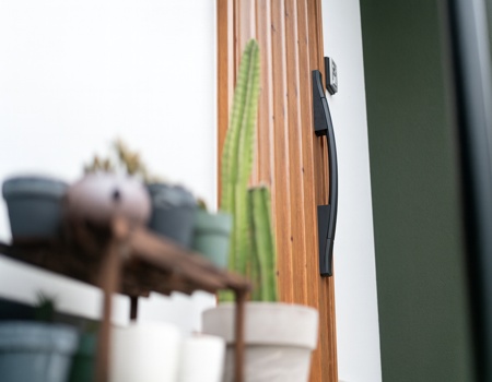 約50年前に建てられた旧宅は、長い時間を家族とともに過ごしてきた百年住宅でした。外観は今もなおしっかりと佇み、その安心感は暮らしの支えでもありました。
新しい家は、Mさまご夫婦とご長女ご夫婦が暮らす二世帯住宅。玄関やキッチンを共用しながらも、1階と2階にそれぞれのリビングを設け、“離れすぎず、近づきすぎず” のやさしい距離感で過ごせる住まいです。
家族の時間がゆっくりと重なり合う場所。世代が移り変わっても、心地よさが受け継がれていく家が完成しました。