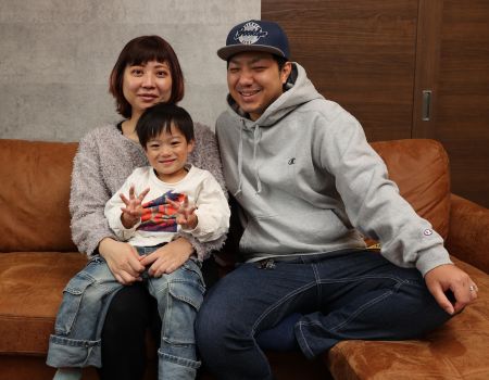 ご夫婦とお子さまの3人で暮らすSさま邸、これから家族が増え4人暮らしに。静岡で安心して暮らすため、「地震がきてもずっと安心な家」を最優先に百年住宅を選ばれました。
内装は、ブルックリンスタイルを軸にご夫婦それぞれの“好き”を重ね合わせたもの。壁紙の色・柄・質感をバランスよく組み合わせ、天井高を生かした照明演出や、子育てのしやすさを考えた回遊動線など、個性と暮らしやすさが美しく響き合う住まいです。
