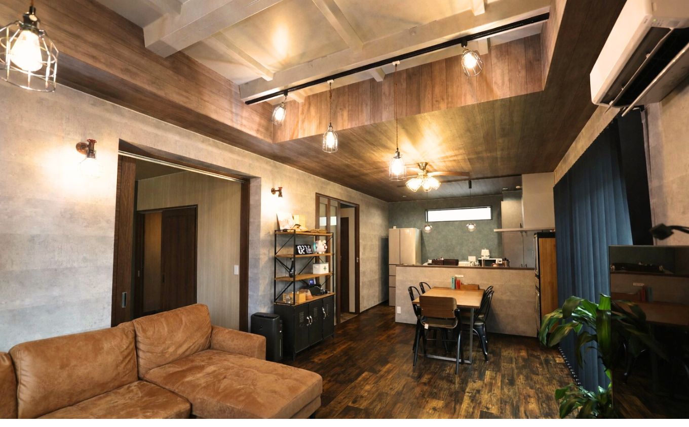 夫婦の“好き”が重なり合うブルックリンスタイルの家。壁紙使いで理想の空間をデザイン