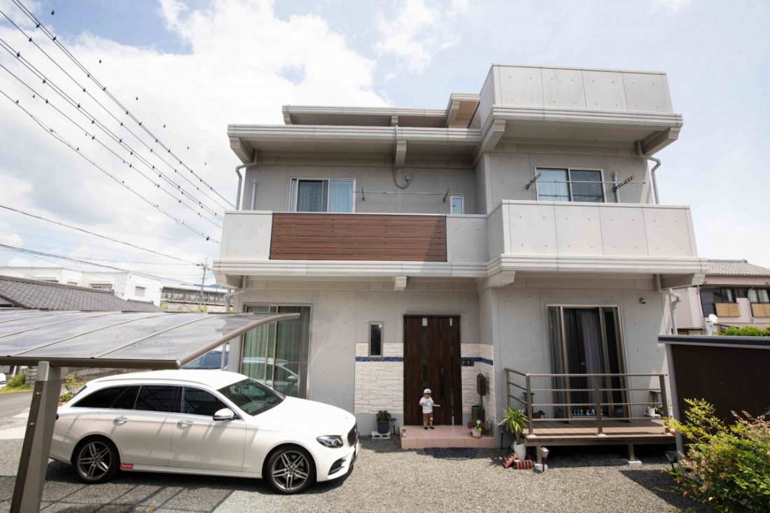 「最初は住宅会社を選ぶのに大手住宅メーカーと迷っていました。総合展示場の広場で大きなイベントがあった時、百年住宅の展示場に入ったとたん、外の大音量が殆ど聴こえなかったから遮音性が高いんだなぁと思いそれが決め手のひとつになりました。今の家からすぐ近くに(20~30メートル)新幹線の線路があり、以前住んでいた木造住宅の時は振動と騒音に悩まされていましたので。テレビをつけていて丁度いい時に新幹線が通って音が聞こえなかったり。でも百年住宅に建て替えてからは、新幹線が通っても全く気にならないほど静かです。驚いたことに、外で大雨が降っていても気がつかないことがあるぐらい遮音性が高くて以前の住まいとは比べものにならないぐらい静かに暮らせています。」