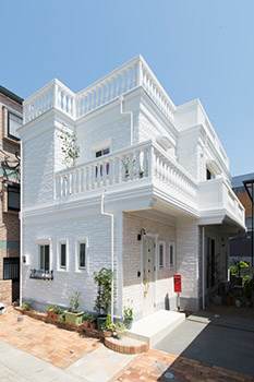 ガーデニング＆BBQを楽しめる屋上庭園の家。鉄筋コンクリートの強みを活かして狭い土地のデメリットも解消