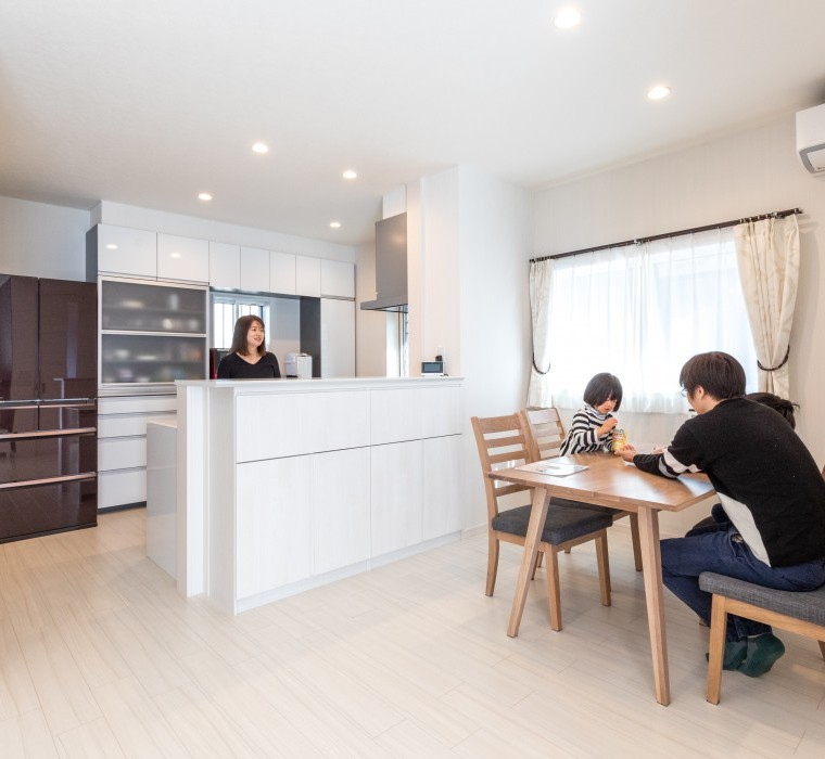 収納たっぷり＆子育て世代に人気の家事動線。ご夫婦のこだわりがいっぱいの家族の未来を守る家。