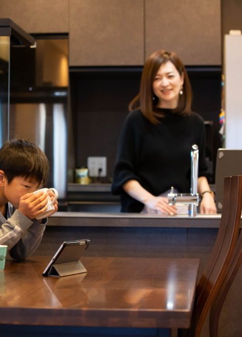 重厚感のあるコンクリートが際立つモダンな外観。そして、大人のプレミアム空間がある、高台に悠然と佇む家。【静岡市　新築注文住宅】