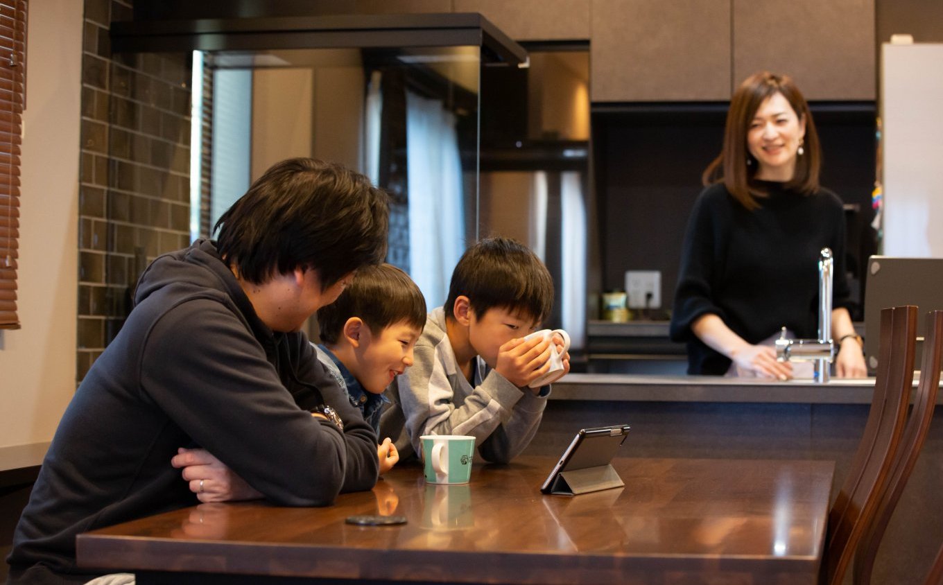 重厚感のあるコンクリートが際立つモダンな外観。そして、大人のプレミアム空間がある、高台に悠然と佇む家。【静岡市　新築注文住宅】