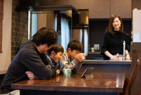 重厚感のあるコンクリートが際立つモダンな外観。そして、大人のプレミアム空間がある、高台に悠然と佇む家。【静岡市　新築注文住宅】