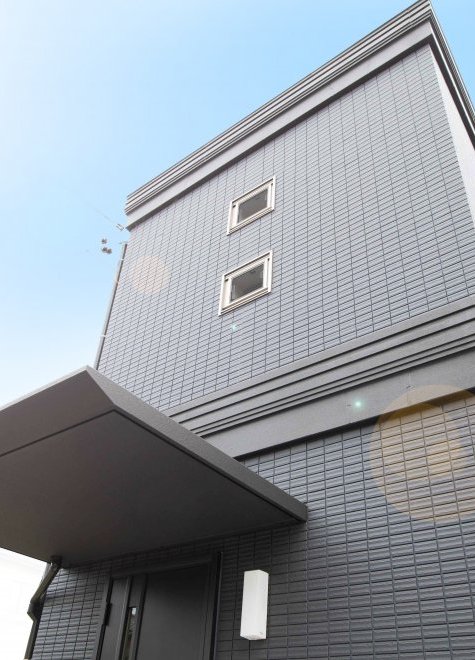 狭小間口で実現した家族が自然と集うＬＤＫ。カラフルな色を多用した北欧ポップのインテリア空間のある注文住宅。【静岡 鉄筋コンクリートの注文住宅】