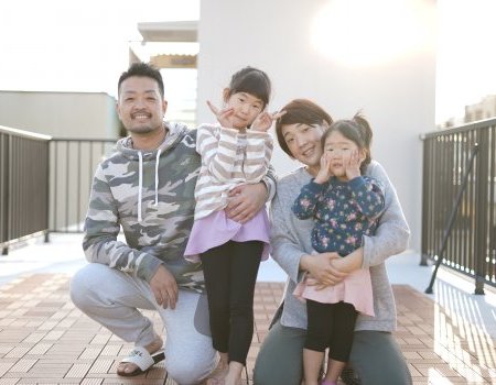 居酒屋を経営されているS様。普段はお店にいて不在になる事が多い為、不在時に災害が発生しても家族が安心して暮らせる注文住宅を探されていました。百年住宅を建てた知人の勧めもあり、災害に強い注文住宅 百年住宅をお選びいただきました。狭小間口の土地形状を活かした間取りで、2Fリビングの水回り関係は奥様納得の家事ラク動線に。屋上リビングでプールを楽しんだり星空を眺めたりと、街中にありながら屋外のプライベート空間を満喫できる家族全員大満足の家が完成しました。