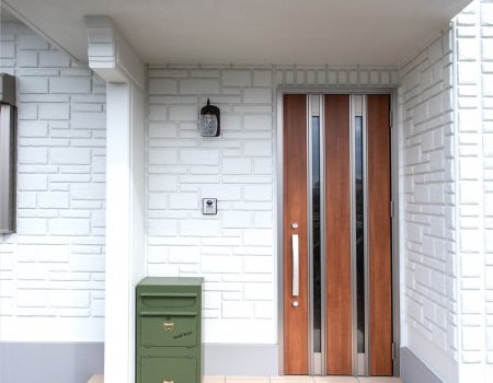 建築関係のお仕事をされているお兄様から「強さと耐久性については百年住宅が一番」という勧めもり、百年住宅を候補に家づくりを計画されていました。モデルハウスで強さと耐久性を実感できた事、防音室が設置できることなどが決め手となり百年住宅をお選びいただきました。ご夫婦の趣味である楽器を演奏するための防音室やペレットストーブを配置したリビングなど、趣味とくつろぎの時間をたのしめる注文住宅が完成しました。