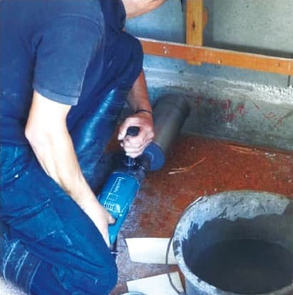 新潟県柏崎市に建設（昭和44年）された公営住宅：コア抜き作業