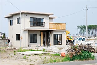 仙台市若林区で周りの住宅のほとんどが流される中、5mもの津波を受けながらも構造躯体の損傷がなかったWPC住宅