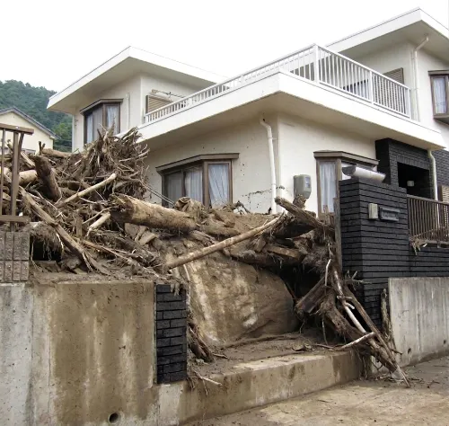 豪雨による土石流被害地に残存した鉄筋コンクリート住宅の実例写真（百年住宅の耐災害性を示す比較図）