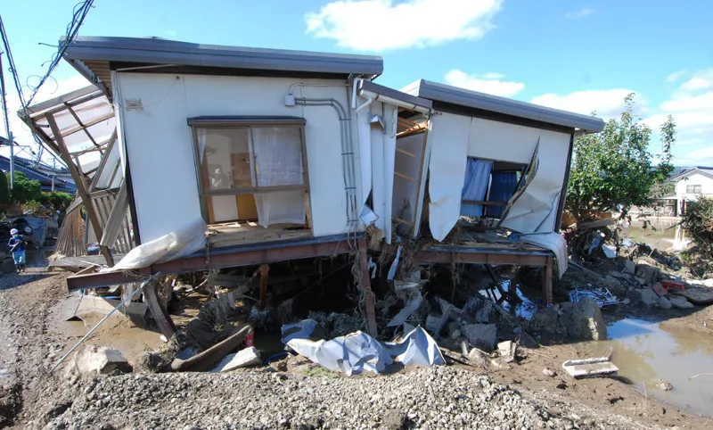 豪雨による土石流被害地で被災した鉄骨住宅の実例写真（コンクリート住宅との耐災害性比較）