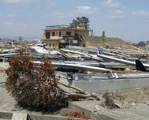 津波・洪水の被災地に流されず残った鉄筋コンクリート住宅の実例写真（百年住宅の耐津波・耐洪水性の事例）