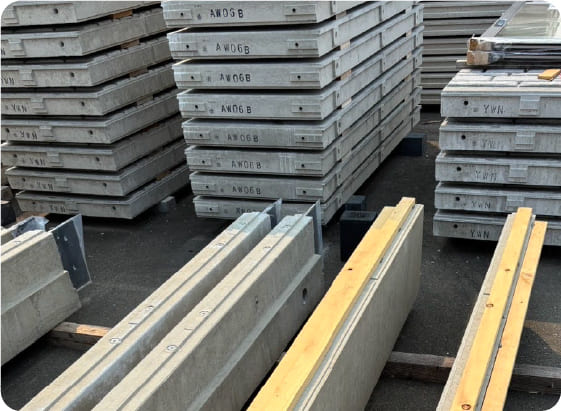 自社工場でPCパネル製造