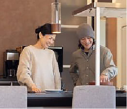 吹き抜けで光が差し込むリビング