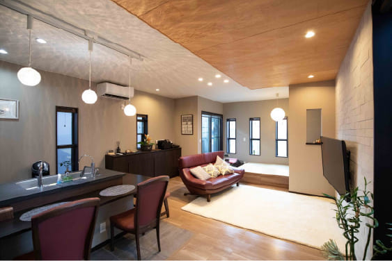 吹き抜けで光が差し込むリビング