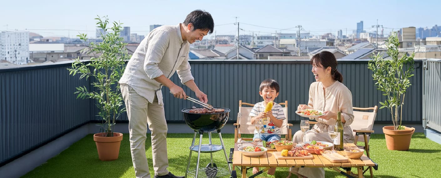 屋上でバーベキューを楽しむ家族