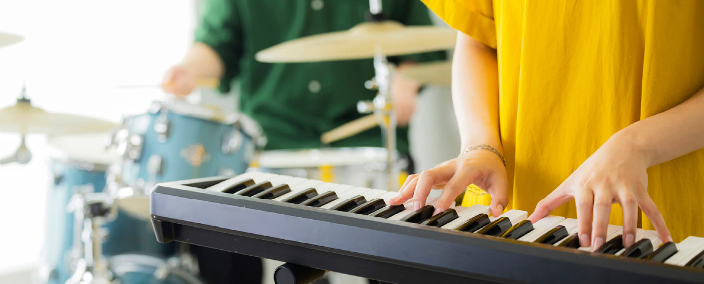 自宅でキーボード演奏を楽しむ人