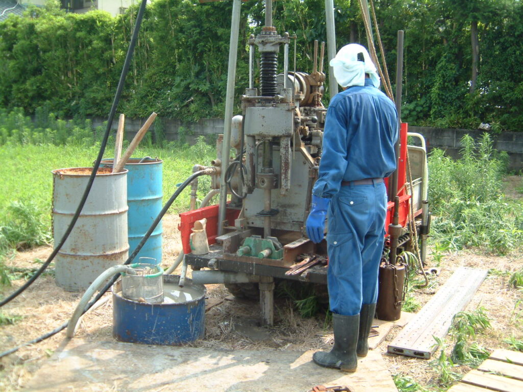 地盤調査を実施する作業員