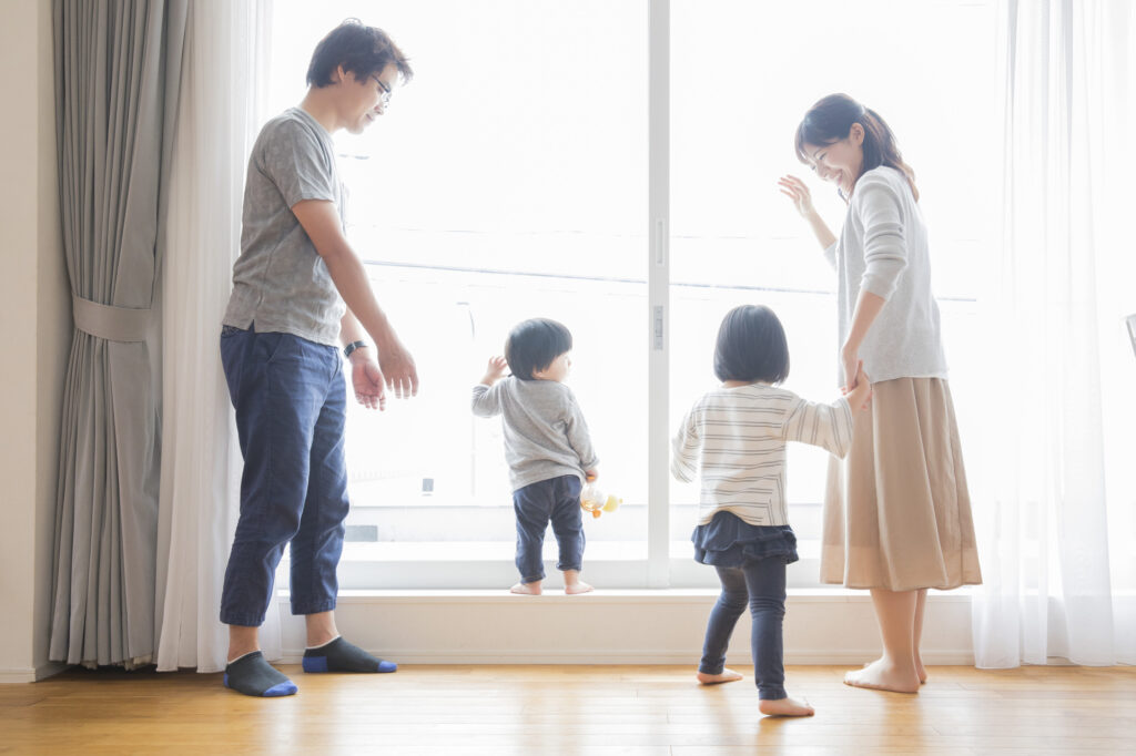 2階リビングでくつろぐ家族