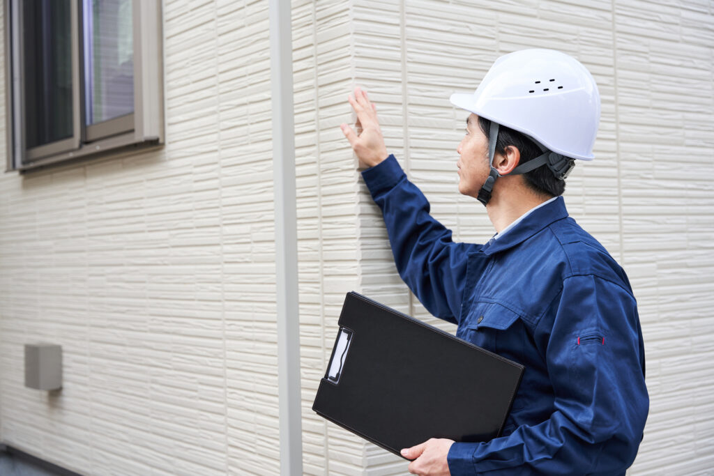 保証範囲の点検をするハウスメーカーの担当者