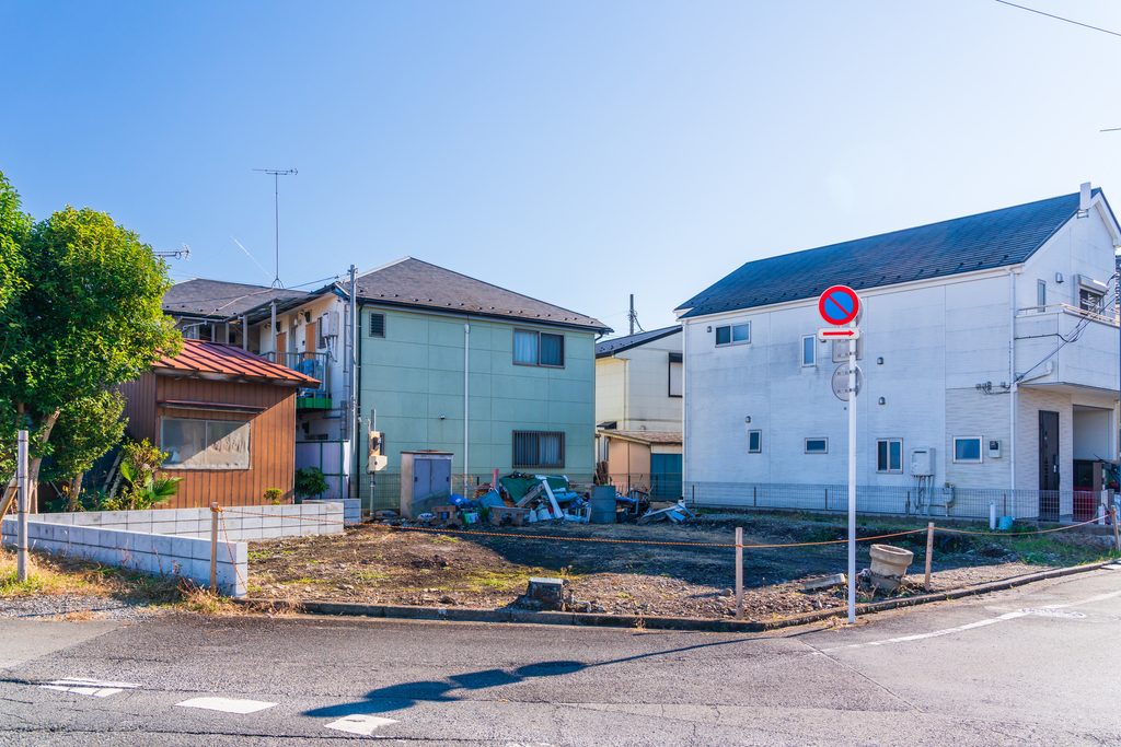 2つの道路の交差点の土地
