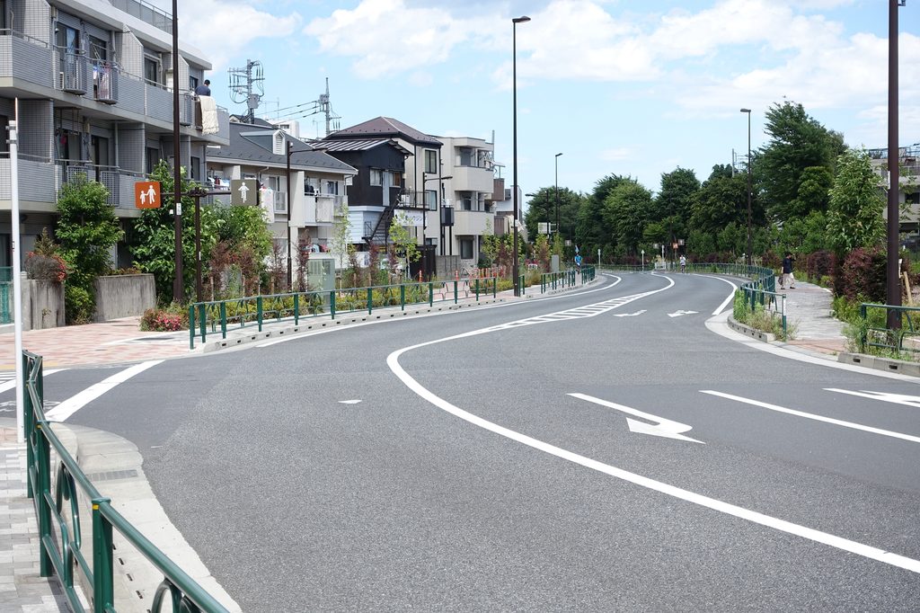 幹線道路沿いに建つ家
