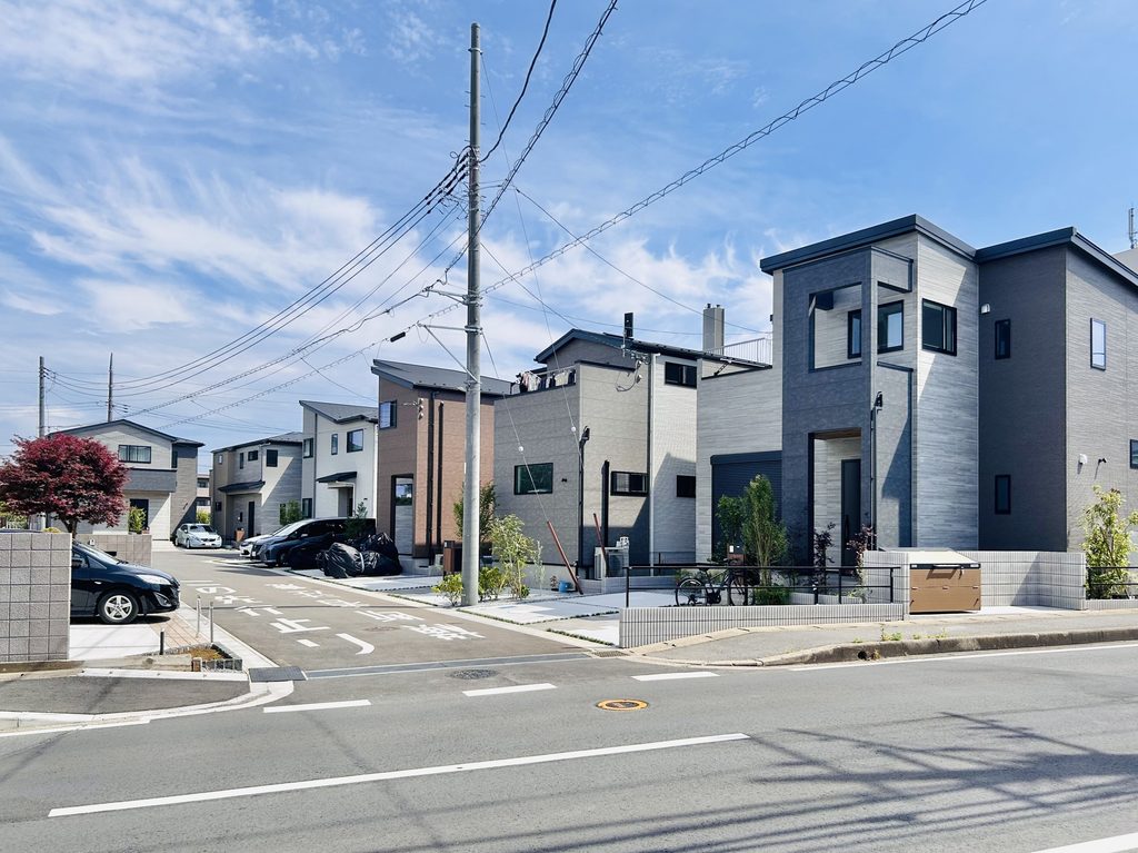 幹線道路沿いの広い家